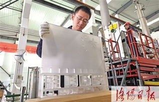 超大规格蓝宝石晶体在洛研发成功