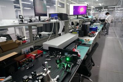 重庆首款超快激光产品实现小批量试产，电子材料销售迎来新机遇