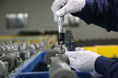 新材料,是安徽打造的4个万亿产业之一。图为凯盛集团研发生产的世界最薄0.12毫米电子触控玻璃。凯盛集团供图